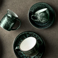 Tasses, soucoupes et pot à lait de la collection Black Reef