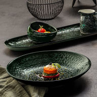 Assiette creuse, plat, coupelle et pot à lait de la collection Black Reef