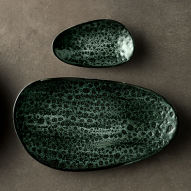 Les deux plats de service aux formes organiques de la collection Black Reef