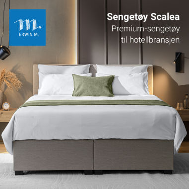 Sengetøyet Scalea presentert på en kontinentalseng i et hotellrom.