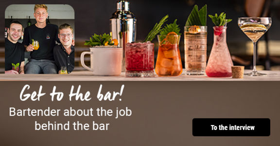 Foto von drei Barkeepern und Cocktailgläsern