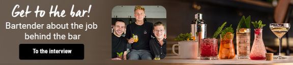 Foto von drei Barkeepern und Cocktailgläsern