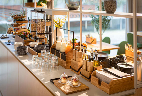 Modern angerichtetes Buffet mit kalten Speisen